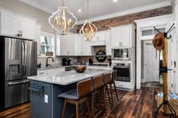 The Boulevardier~Hot Tub, Fire Pit, Mini Golf, BBQ