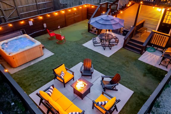 The Paddock~Hot Tub, Fire Pit, Mini Golf, Walkable