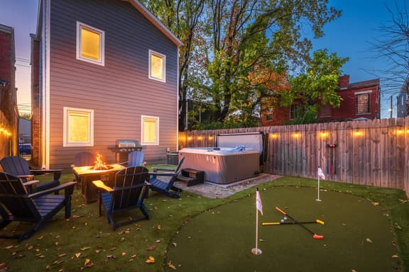 The Boulevardier~Hot Tub, Fire Pit, Mini Golf, BBQ